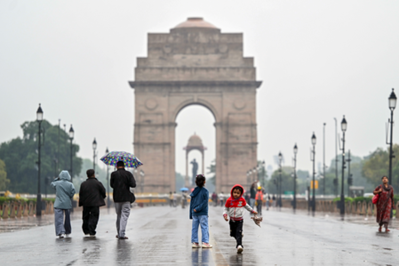 दिल्ली-एनसीआर में बारिश होने से प्रदूषण से मिली राहत, ग्रीन जोन में पहुंचा एक्यूआई; ठंड ने दी दस्तक