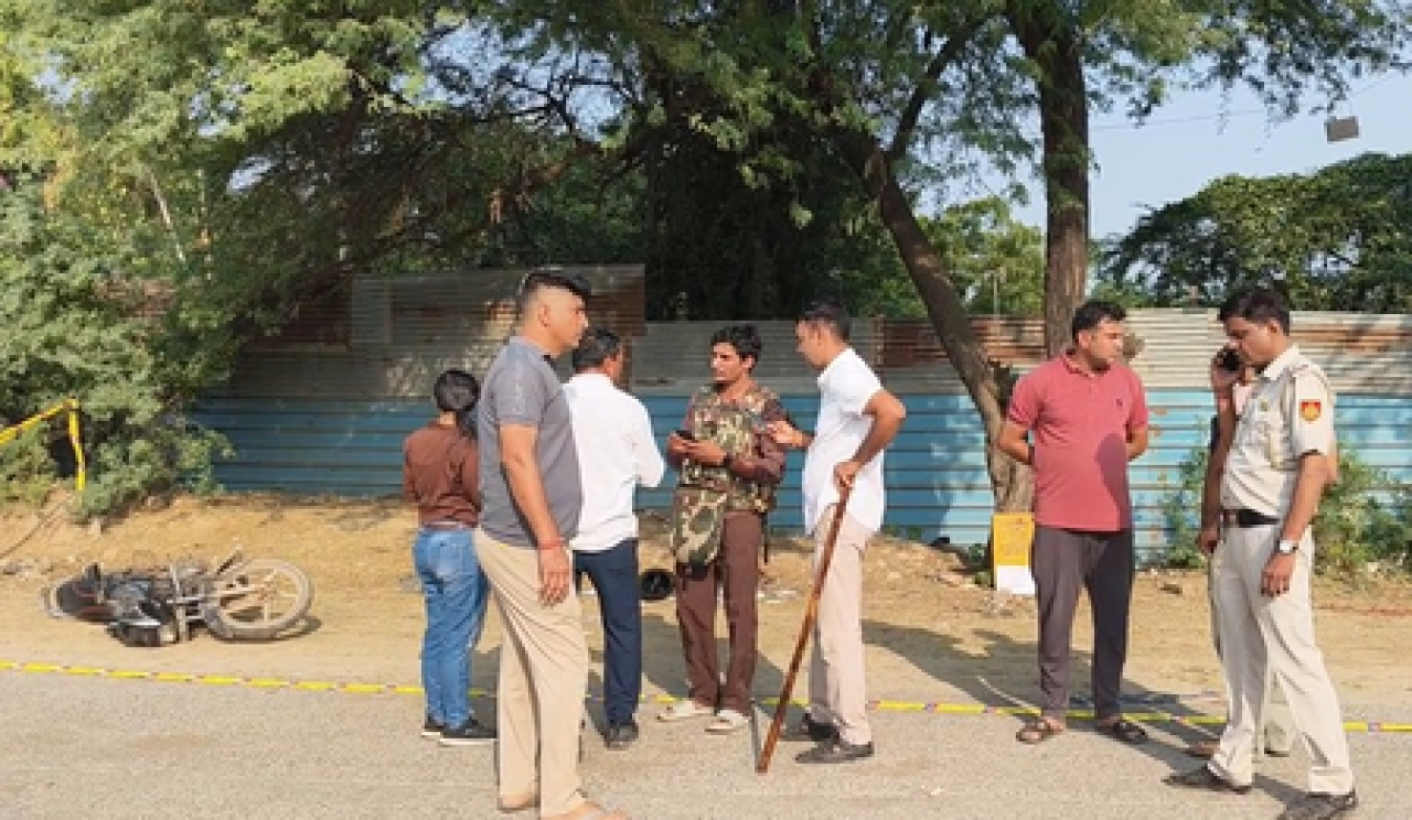 दिल्ली के मैदान गढ़ी में Police मुठभेड़ के दौरान अपराधी गिरफ्तार, कब्जे से दो अवैध हथियार बरामद