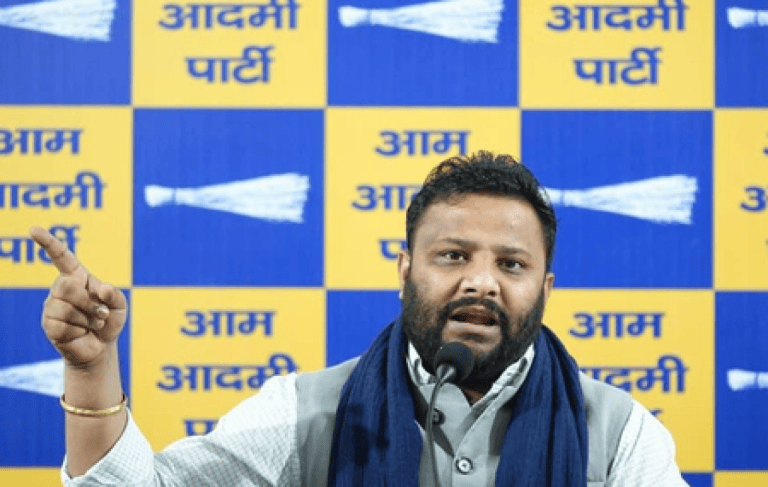 दिल्ली के सरकारी स्कूलों की बदहाली पर बोले कुलदीप कुमार- शिक्षा और सुरक्षा दोनों गायब