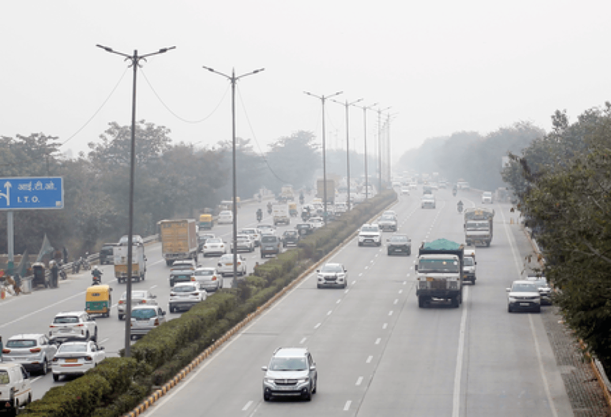 दिल्ली में ग्रैप लगाने के बाद भी नहीं सुधरे हालात, स्थानीय बोले कूड़े के पहाड़ से जीना मुहाल