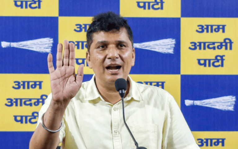 दिल्ली में रावण दहन के साथ कॉकरोच का पुतला जलाने पर विवाद, आप ने एलजी और पुलिस कमिश्नर से की शिकायत