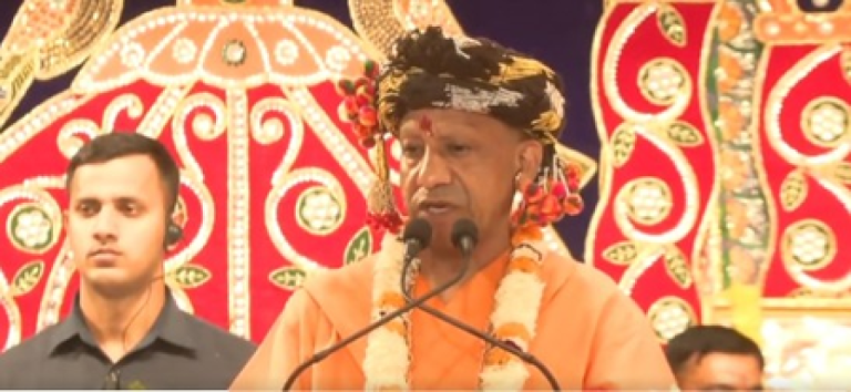 दिव्य आभा के साथ निकली गोरक्षपीठाधीश्वर योगी आदित्यनाथ की विजयादशमी शोभायात्रा