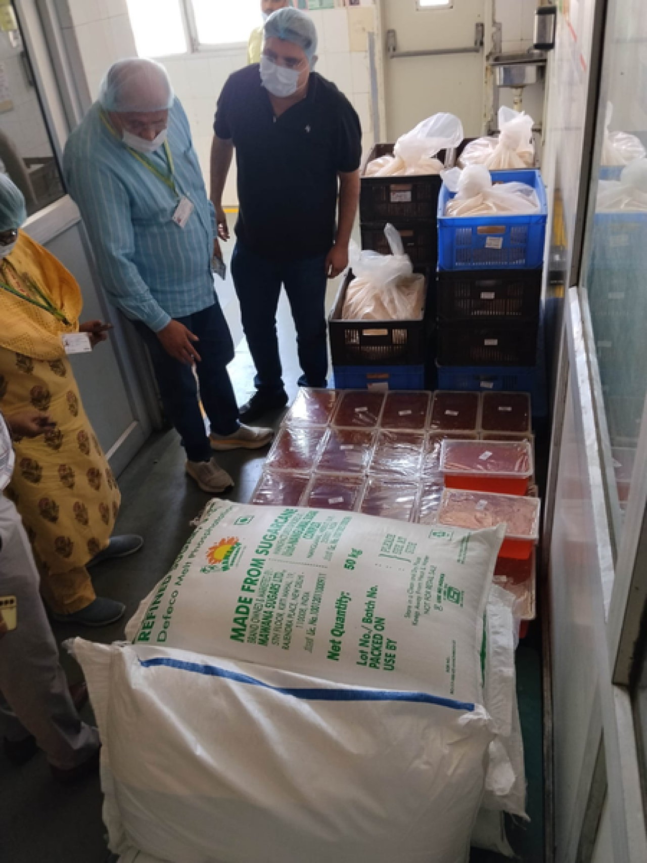 दीपावली से पहले बड़ी कार्रवाई, 13 मिठाई निर्माणशालाओं से लिए 35 नमूने, 12 प्रतिष्ठानों को सुधार नोटिस जारी