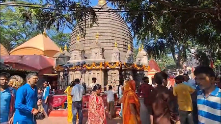 दुर्गा पूजा के अंतिम दिन कामाख्या मंदिर में उमड़े श्रद्धालु, बोले- मन को मिलती है शांति