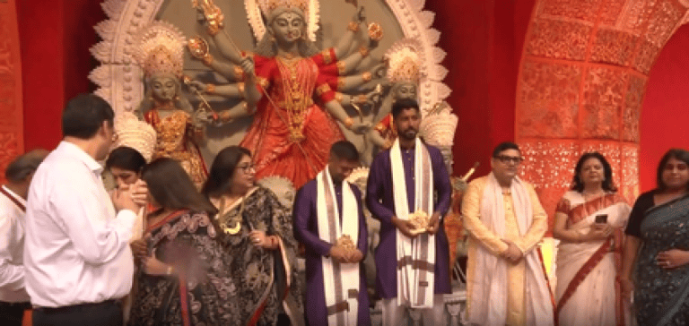 दुर्गा पूजा में पहुंचे केकेआर के खिलाड़ी, पारंपरिक ‘धुनुची नृत्य’ में लिया हिस्सा