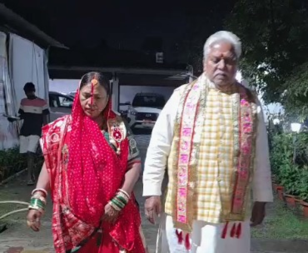 देशभर में नेताओं ने मनाया करवा चौथ का पर्व, चांद के दीदार के बाद खोला व्रत