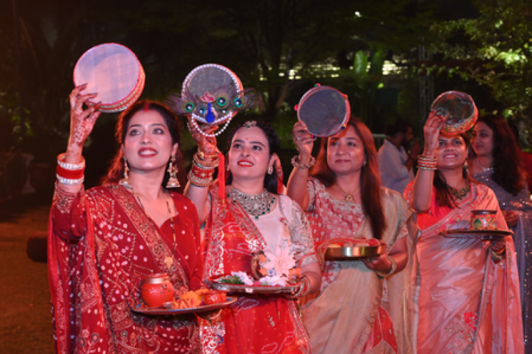 देशभर में मनाया गया करवा चौथ, महिलाओं ने पति की लंबी उम्र और सुख-समृद्धि के लिए रखा व्रत