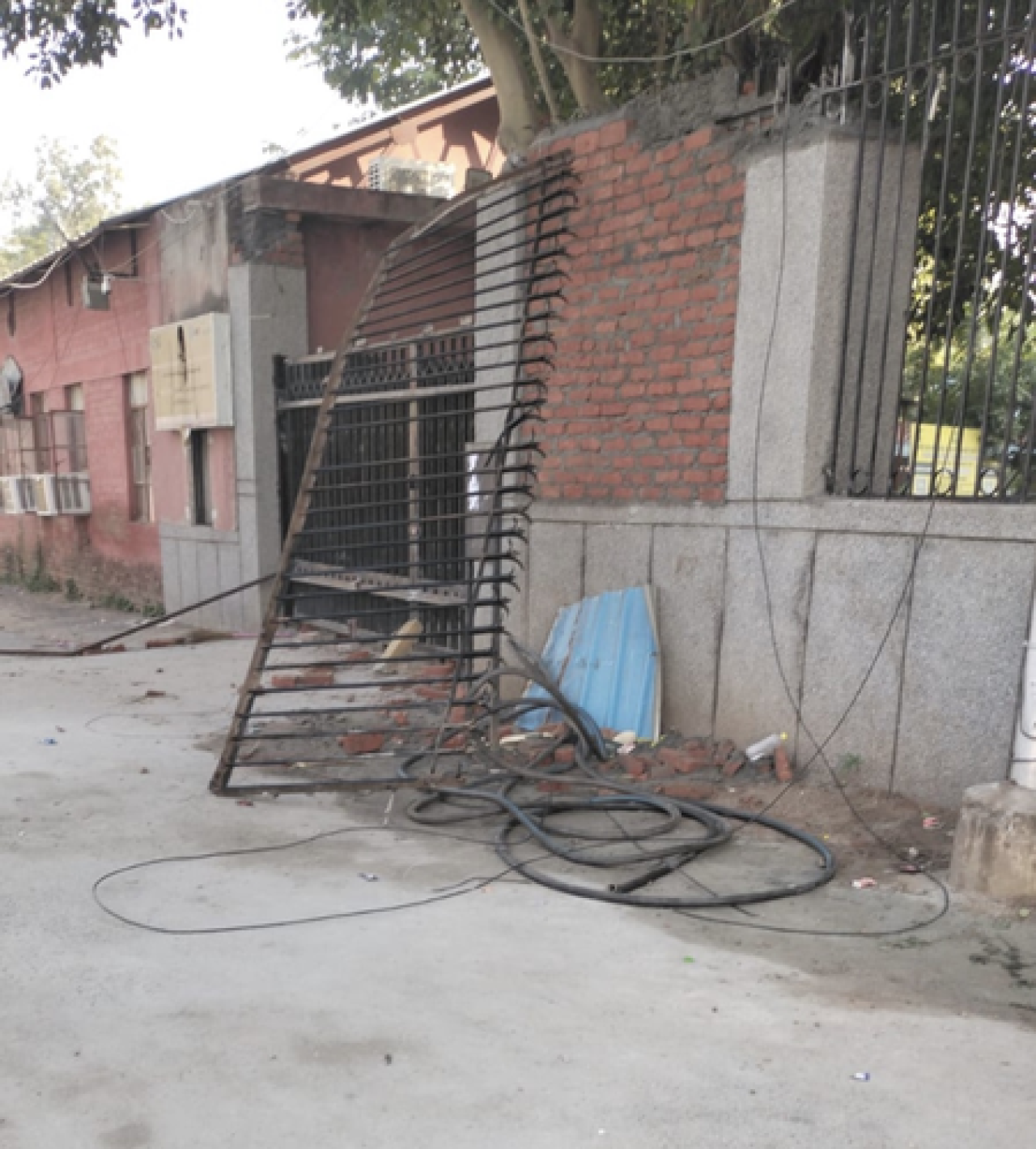 New Delhi : नकाब पहने लोगों ने जामिया मिलिया इस्लामिया में की तोड़फोड़, दीवारों पर लगी लोहे की रेलिंग भी तोड़ी
