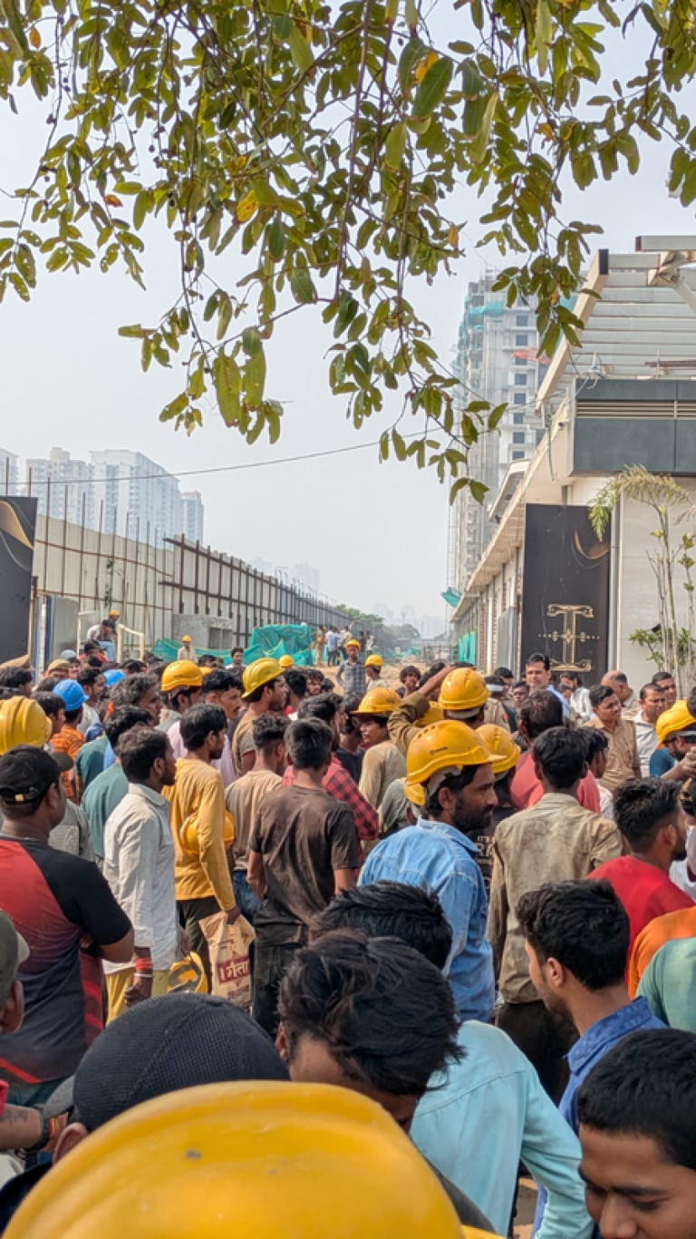 नोएडा की आइवरी काउंटी सोसाइटी में बड़ा हादसा, टावर से गिरकर मजदूर की मौत