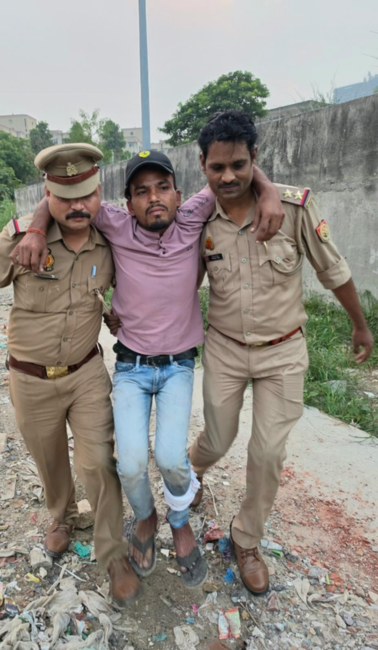 नोएडा: Police मुठभेड़ में मोबाइल स्नैचिंग का आरोपी घायल, 12 मोबाइल और चोरी की स्कूटी बरामद