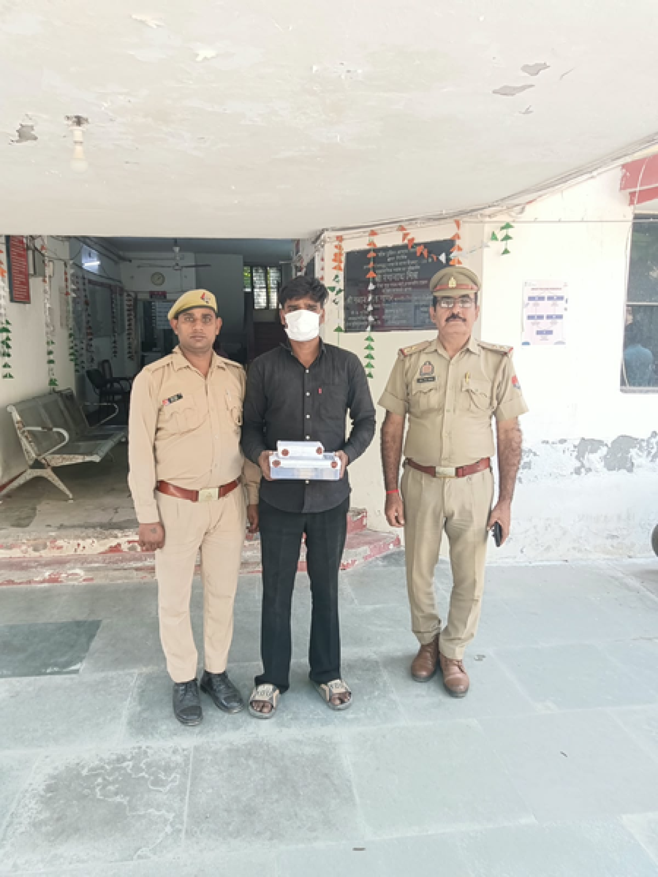 नोएडा में बंद मकानों में चोरी करने वाला डिलीवरी बॉय गिरफ्तार, दो लाख रुपए नकद और आभूषण बरामद