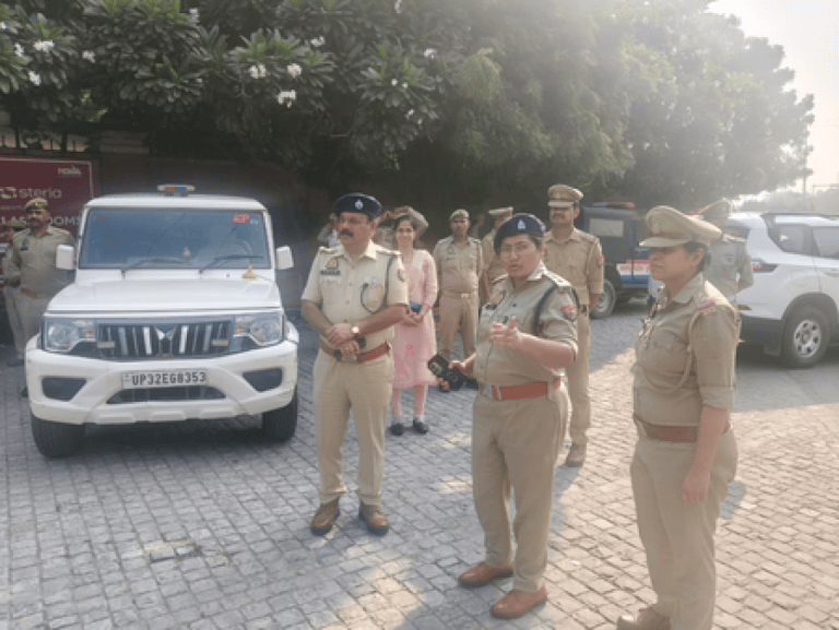 नोएडा में मतदान केंद्रों की सुरक्षा व्यवस्था का डीसीपी ने लिया जायजा, पुलिसकर्मियों को सतर्क रहने के निर्देश