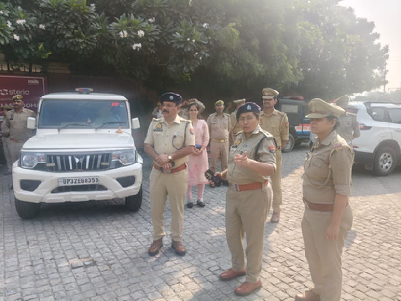 नोएडा में मतदान केंद्रों की सुरक्षा व्यवस्था का डीसीपी ने लिया जायजा, Policeकर्मियों को सतर्क रहने के निर्देश
