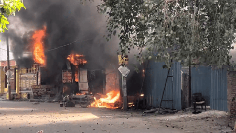 नोएडा में रायपुर मंदिर के पीछे की दुकानों में लगी भीषण आग, सिलेंडर ब्लास्ट से मचा हड़कंप