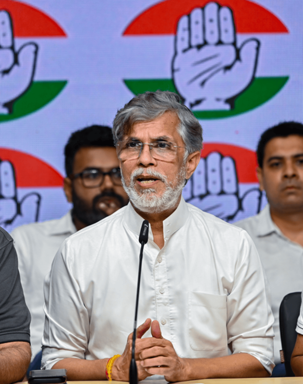 पंजाब की कानून व्यवस्था पर पवन खेड़ा का राज्य और केंद्र सरकार पर हमला, बोले जनता ठगा हुआ महसूस कर रही