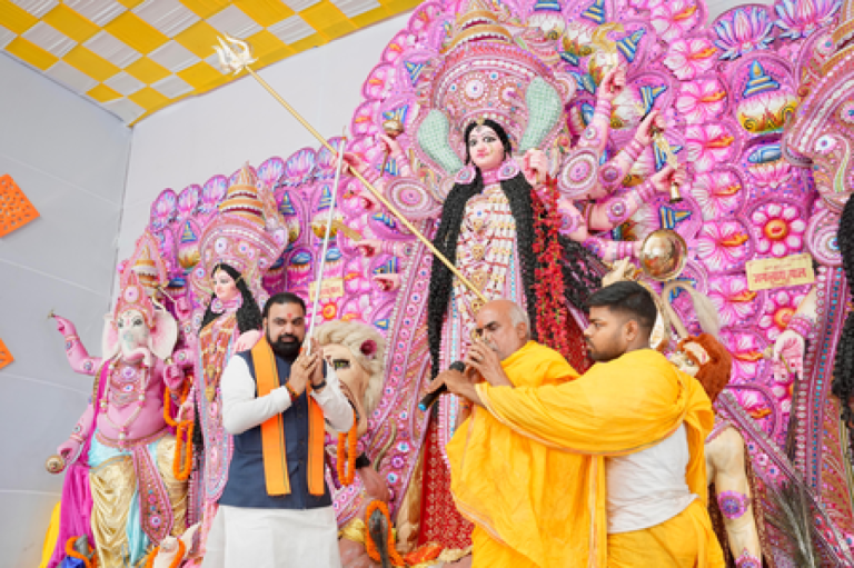 पटना के दुर्गा पूजा पंडालों में उमड़ी श्रद्धालुओं की भीड़, सीएम सम्राट ने की सुख-शांति और समृद्धि की कामना
