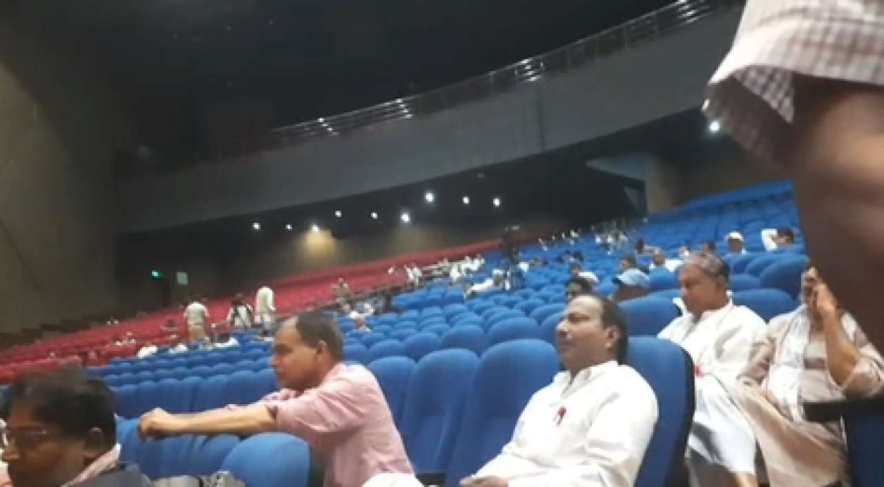 Patna : ‘बोलते रहे खड़गे, हॉल होता रहा खाली’, कांग्रेस अध्यक्ष के कार्यक्रम में नहीं दिखी भीड़