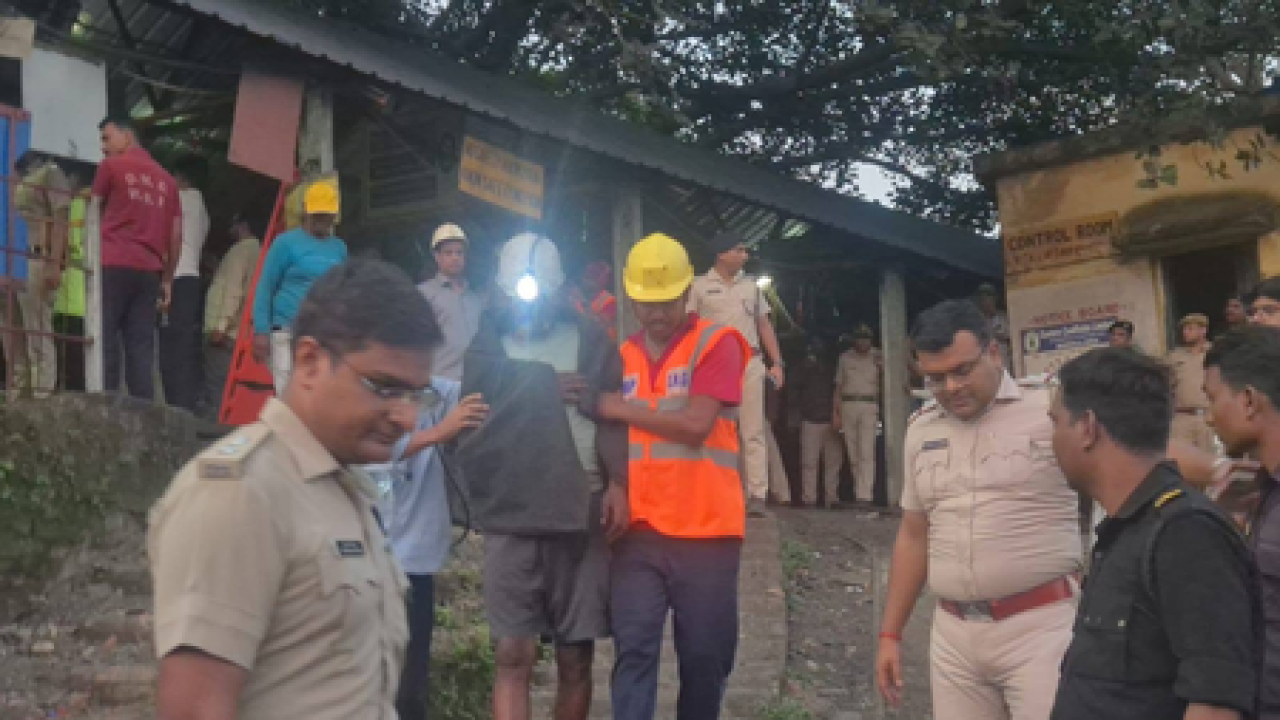 पश्चिम बंगाल : पांडवेश्वर की कोयला खदान में फंसे 12 मजदूर रातभर चले ऑपरेशन के बाद सुरक्षित निकाले गए