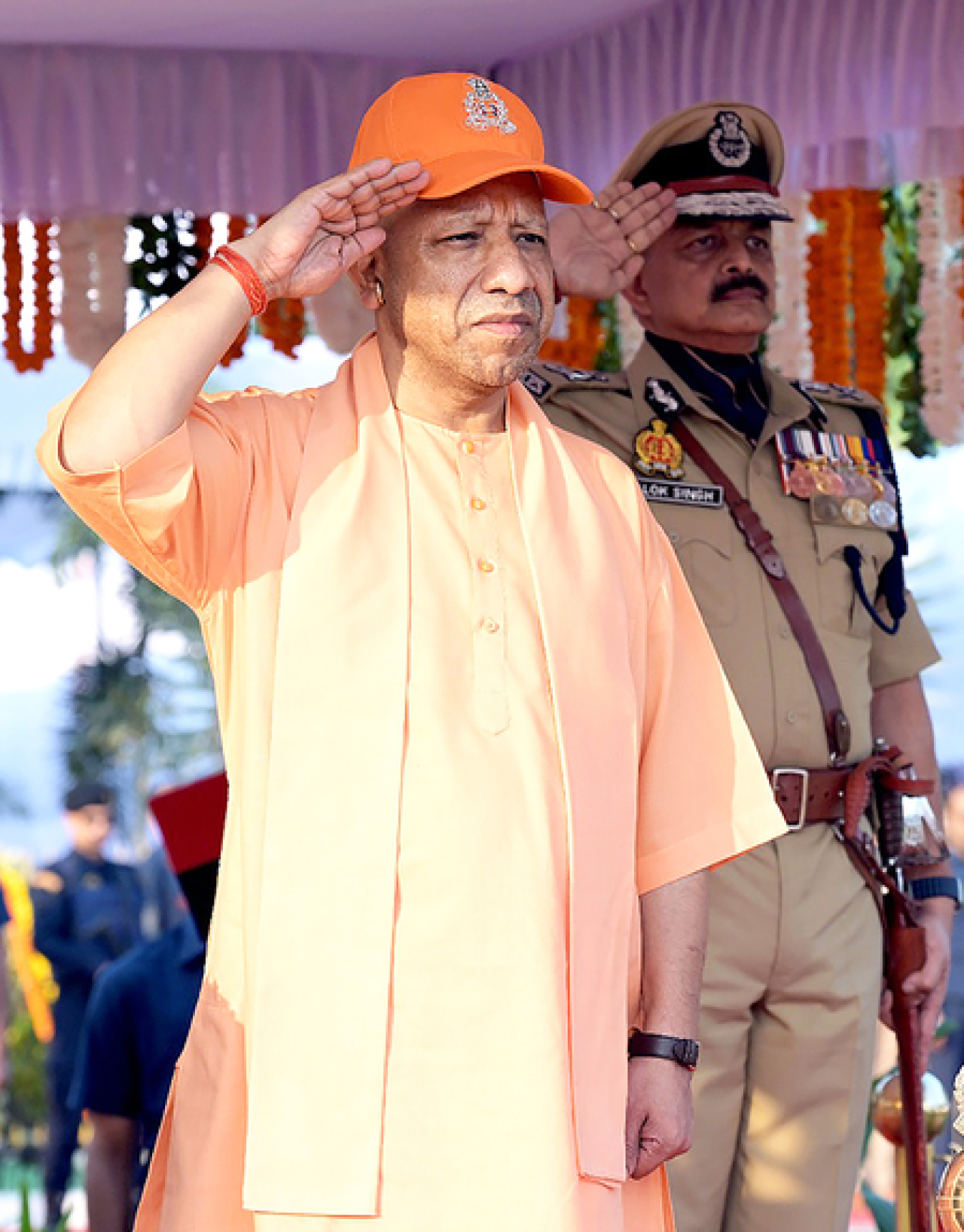 Police स्मृति दिवस पर सीएम योगी ने शहीद जवानों को दी श्रद्धांजलि, परिजनों से मिलकर जाना हाल
