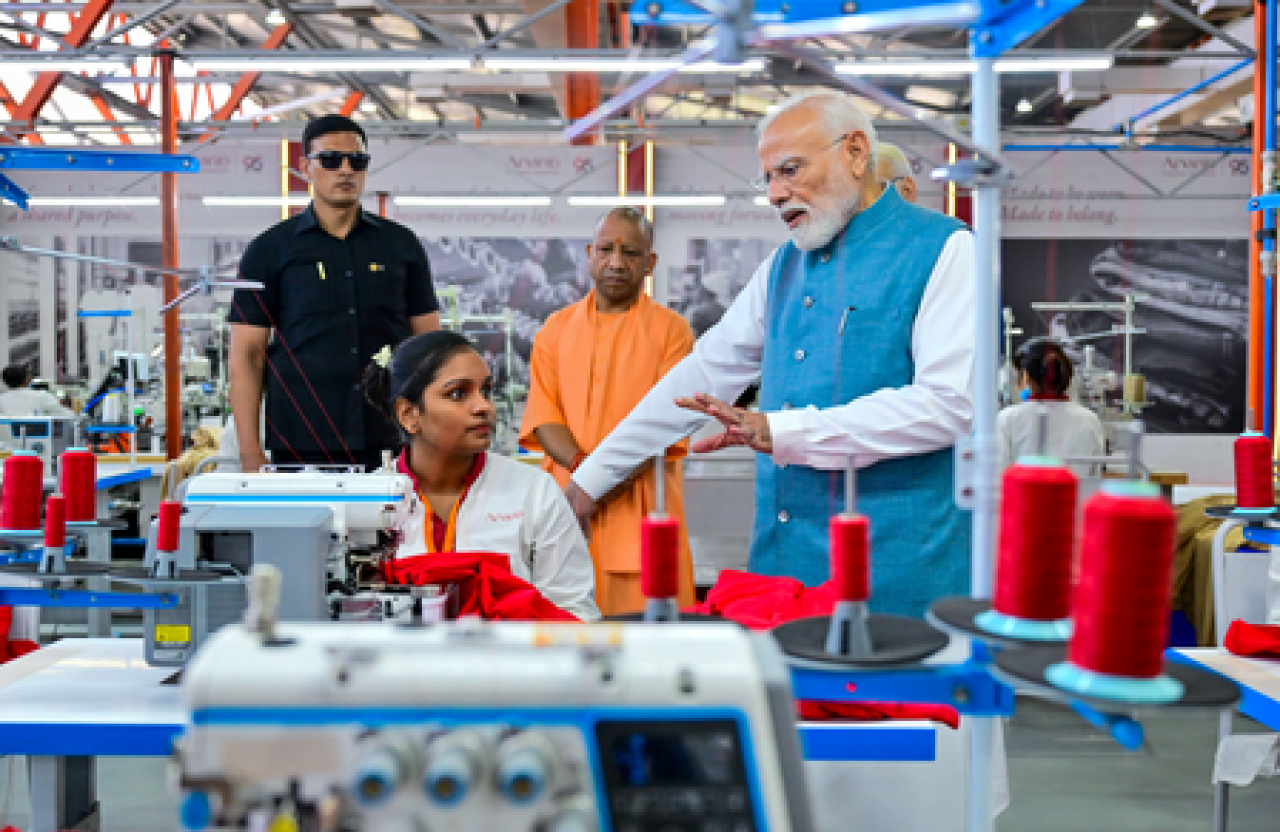Prime Minister मोदी ने वाराणसी में अरविंद मिल्स के नए मैन्युफैक्चरिंग प्लांट का किया लोकार्पण