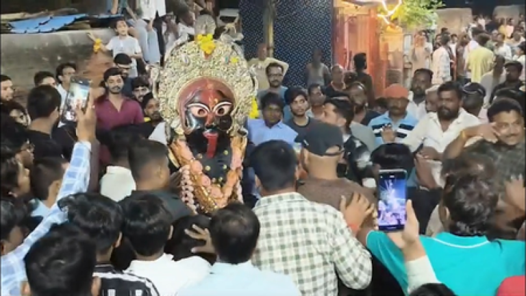प्रयागराज की सड़कों पर निकला ऐतिहासिक ‘काली स्वांग’ जुलूस, मां के जयकारों से गूंजा दारागंज