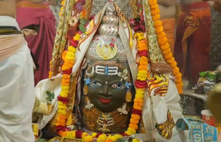 फलों और मिष्ठान का लगाया गया भोग, बेल पत्र और रुद्राक्ष की माला से सजे बाबा महाकाल