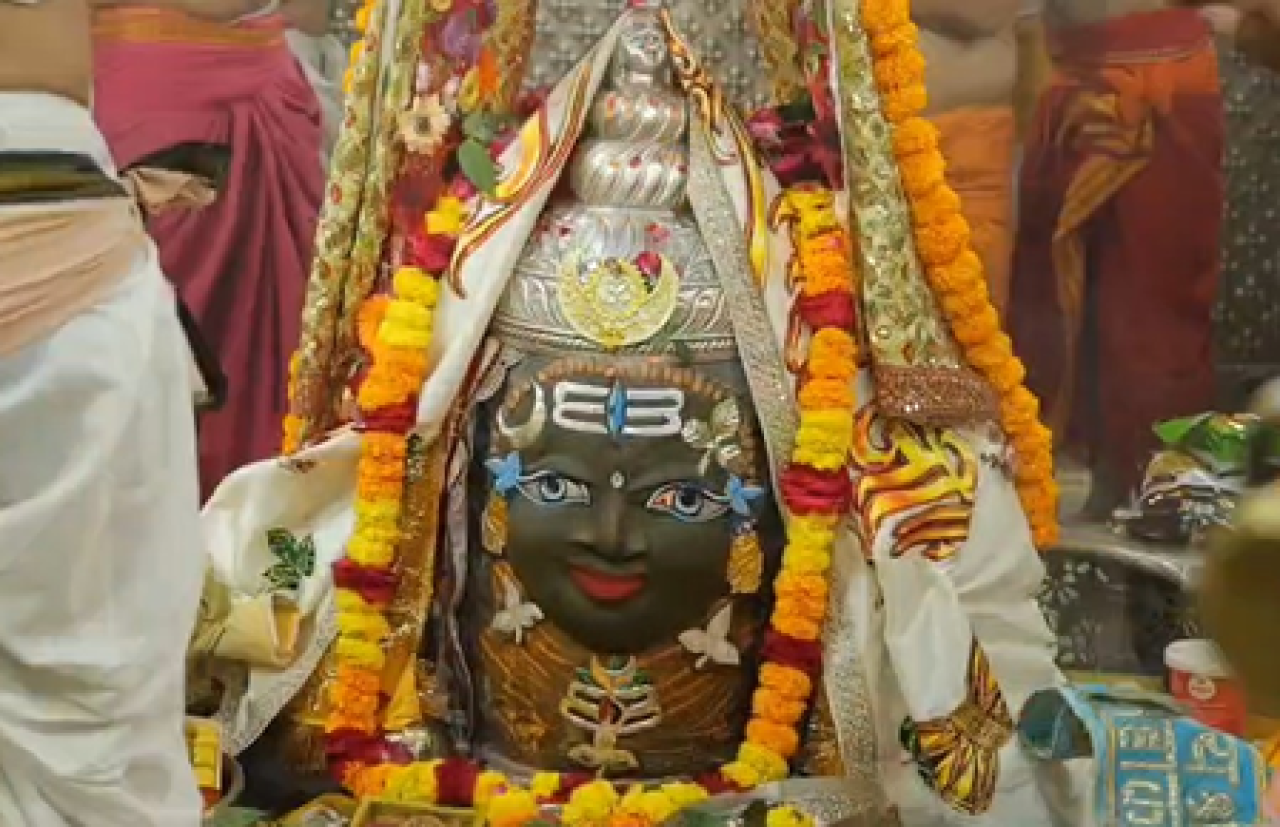 फलों और मिष्ठान का लगाया गया भोग, बेल पत्र और रुद्राक्ष की माला से सजे बाबा महाकाल