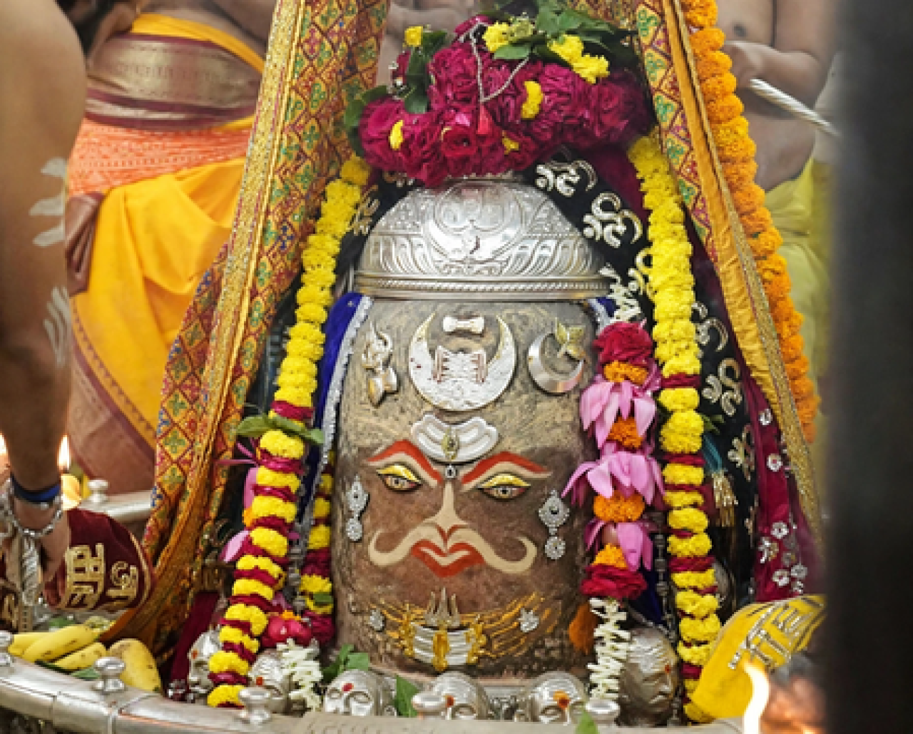बाबा महाकाल का चंदन से विशेष शृंगार, भस्म आरती में बड़ी संख्या में श्रद्धालुओं की मौजूदगी