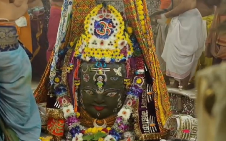 बाबा महाकाल का भांग से भव्य शृंगार, मस्तक पर विराजीं मां गंगा, भस्म आरती में बड़ी संख्या में शामिल हुए श्रद्धालु
