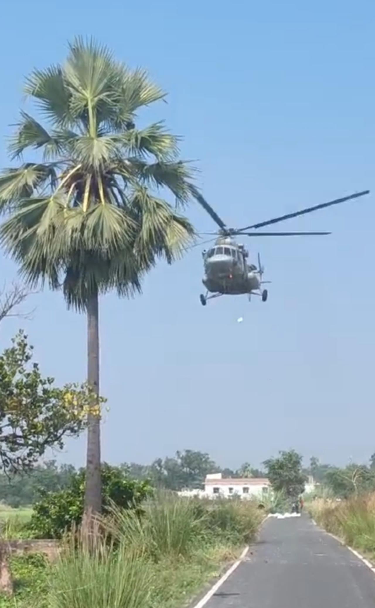 बिहार के बाढ़ प्रभावित इलाकों में वायुसेना का राहत अभियान, हेलीकॉप्टरों से 10 टन सामग्री पहुंचाई गई
