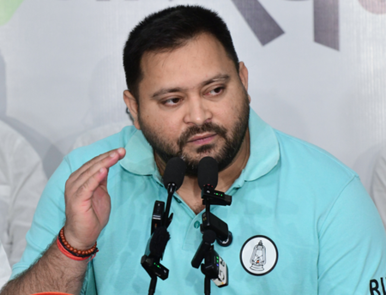 बिहार : भाजपा के 30 साल पुराने किले में राजद ने लगाई सेंध, तेजस्वी ने चुनाव आयोग पर उठाए सवाल