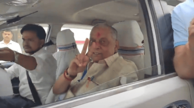 बिहार : मतदान के बीच नीरज कुमार ने दिखाया विक्ट्री साइन, अनंत सिंह बोले-रसगुल्ला वाला चुनाव नहीं