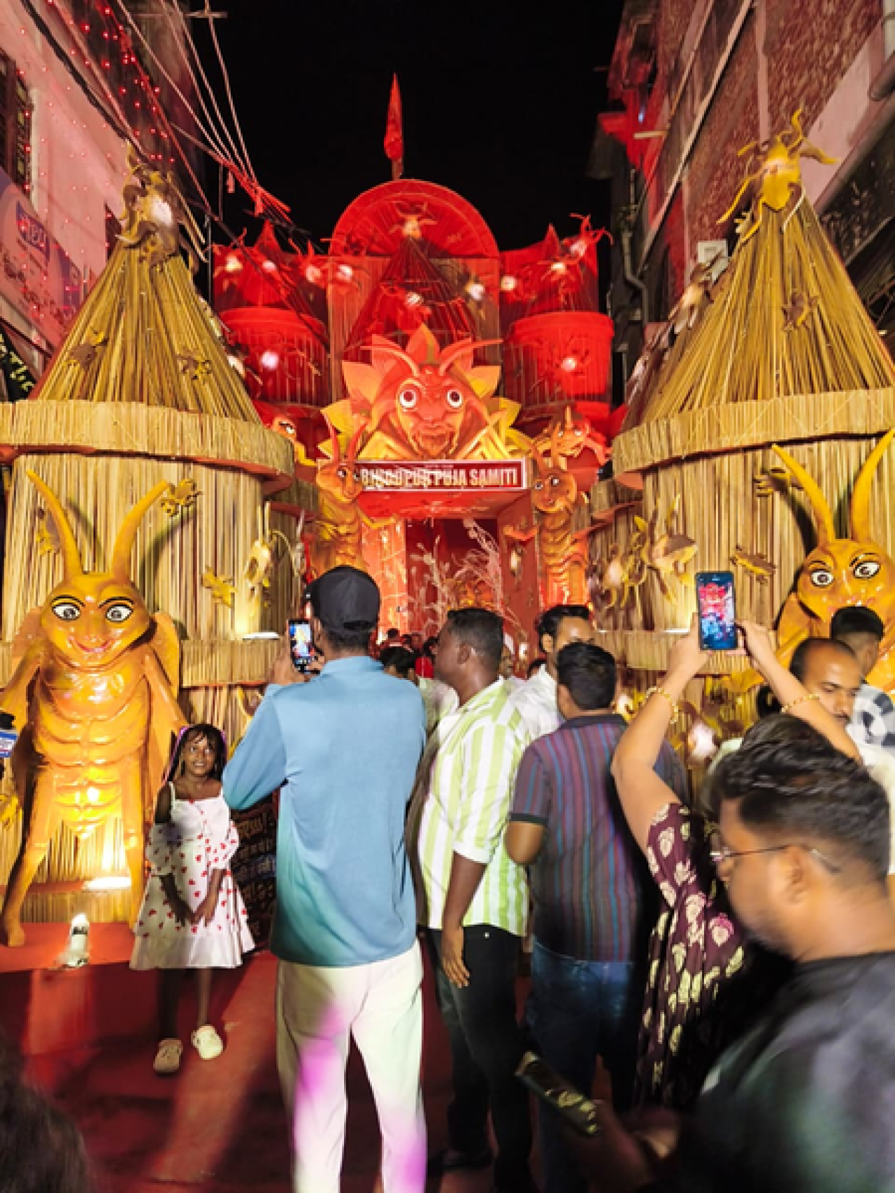 बिहार में दुर्गोत्सव में पूजा पंडालों का अनोखा रंग, कहीं 250 फीट ऊंचा पेट्रोनास टावर तो कहीं विशालकाय कॉकरोच थीम ने खींचा ध्यान