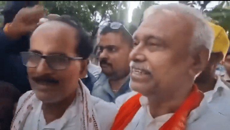 बिहार: हार-जीत से ऊपर लोकतंत्र की खूबसूरत तस्वीर, राजद के अनिल झा को भाजपा के सर्वेश कुमार ने गले लगाकर दी बधाई