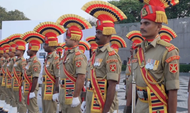 बीएसएफ ने राष्ट्रीय पुलिस स्मारक पर अमर प्रहरियों को दी भावभीनी श्रद्धांजलि