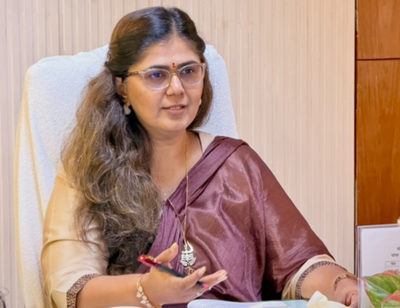 बीड दशहरा रैली में पंकजा मुंडे ने जेन-जी को दी नसीहत, ‘देशभक्त बनो, आत्म-विनाश से बचो’