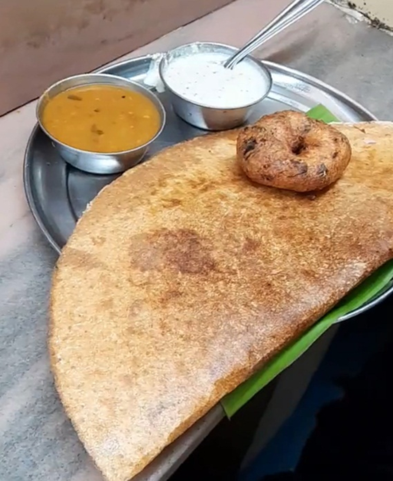 Bengaluru के मशहूर सीटीआर में मसाला डोसा में कॉकरोच मिलने का आरोप, होटल ने मांगी माफी