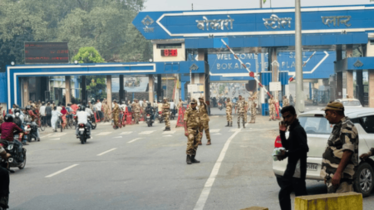 बोकारो स्टील प्लांट में नियोजन की मांग पर विस्थापितों का आंदोलन तेज, मेन गेट छोड़ कंपनी के तमाम गेट जाम