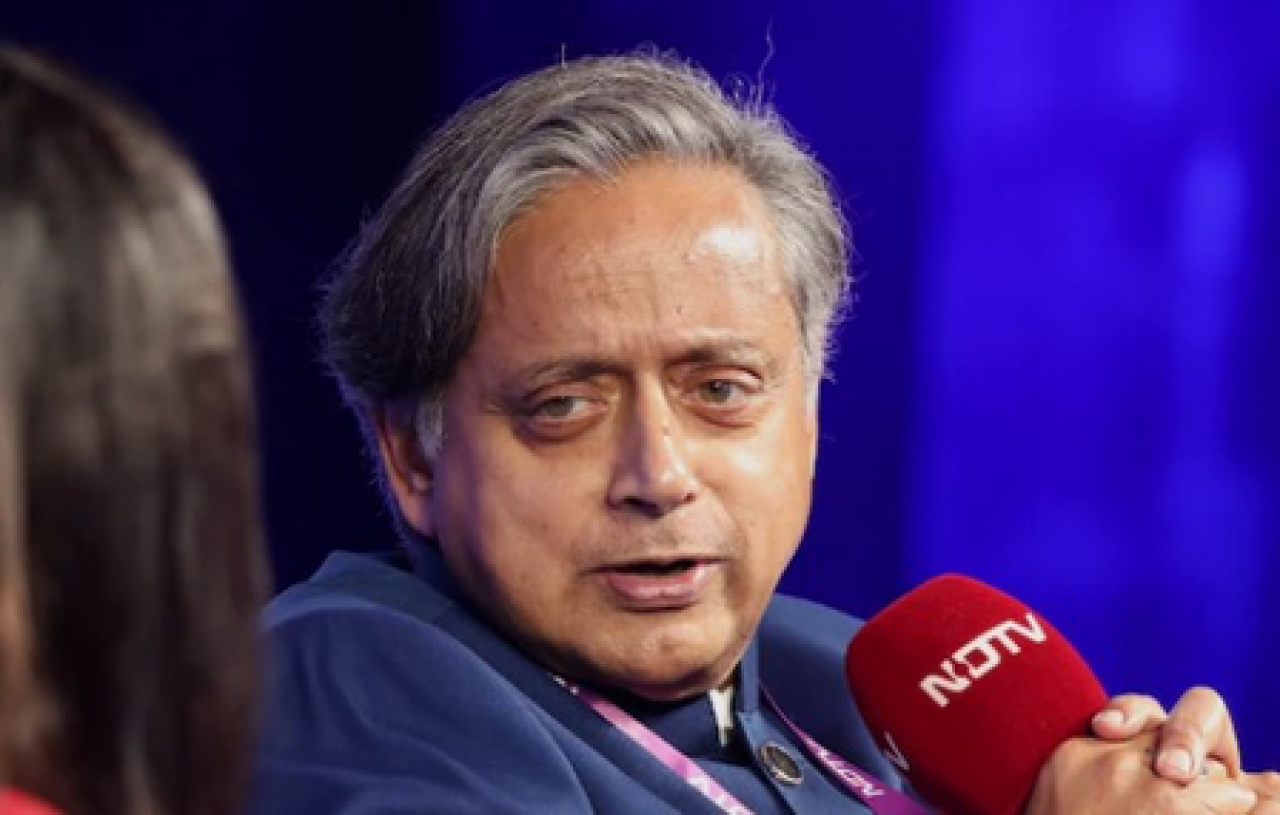 भाजपा के ‘सत्ता परिवर्तन’ आरोपों पर थरूर का पलटवार, ‘आपातकाल के अंत’ का दिया उदाहरण
