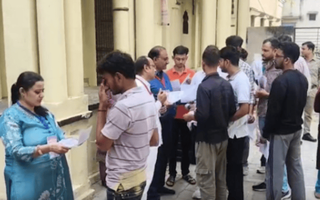मथुरा में कड़ी सुरक्षा के बीच शुरू हुई पीईटी-2026 परीक्षा, 84 हजार से अधिक अभ्यर्थी शामिल