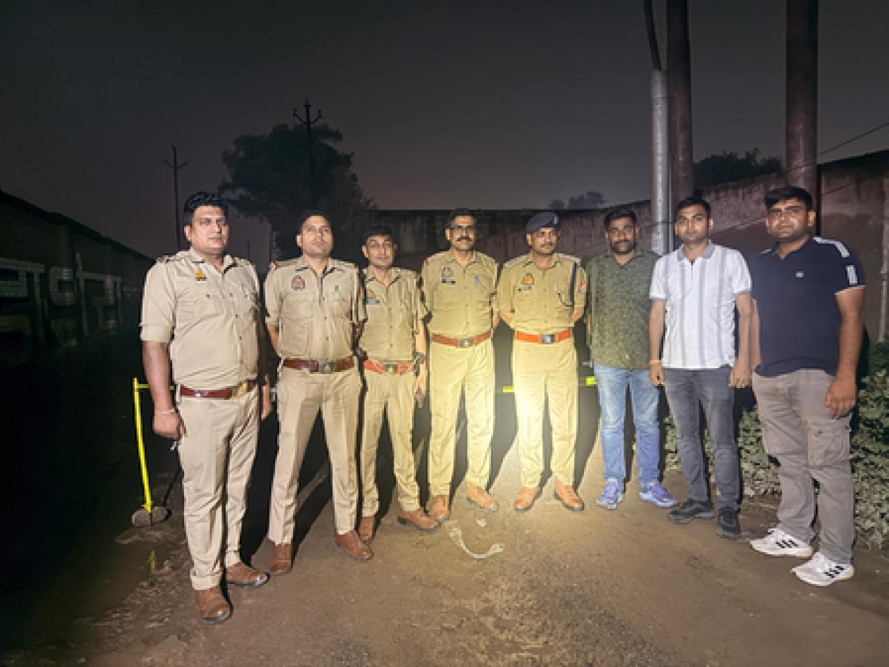 मथुरा में Police मुठभेड़: जमीनी विवाद में फायरिंग करने वाले दो बदमाश गिरफ्तार, एक पैर में गोली लगने से घायल