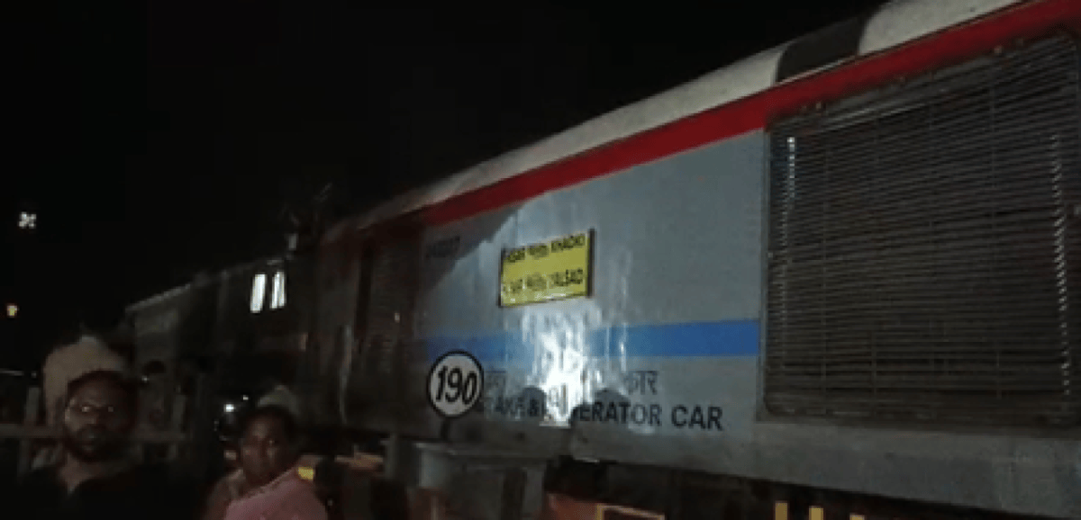 मध्य प्रदेश: रतलाम में ट्रैक पर फंसी कार से टकराई ट्रेन, बाल बाल बचा ड्राइवर, डीआरएम ने दिए जांच के निर्देश