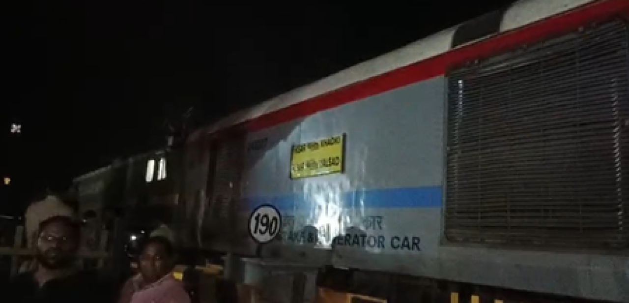 Madhya Pradesh: रतलाम में ट्रैक पर फंसी कार से टकराई ट्रेन, बाल-बाल बचा ड्राइवर, डीआरएम ने दिए जांच के निर्देश