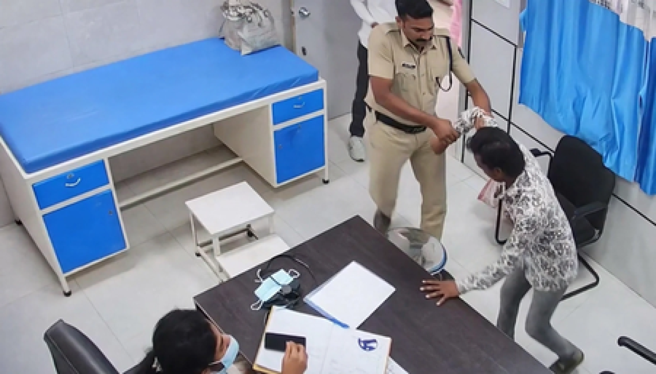Maharashtra: मेडिकल कराने आए आरोपी ने महिला डॉक्टर को जड़ा थप्पड़, डॉक्टरों की सुरक्षा को लेकर गंभीर सवाल