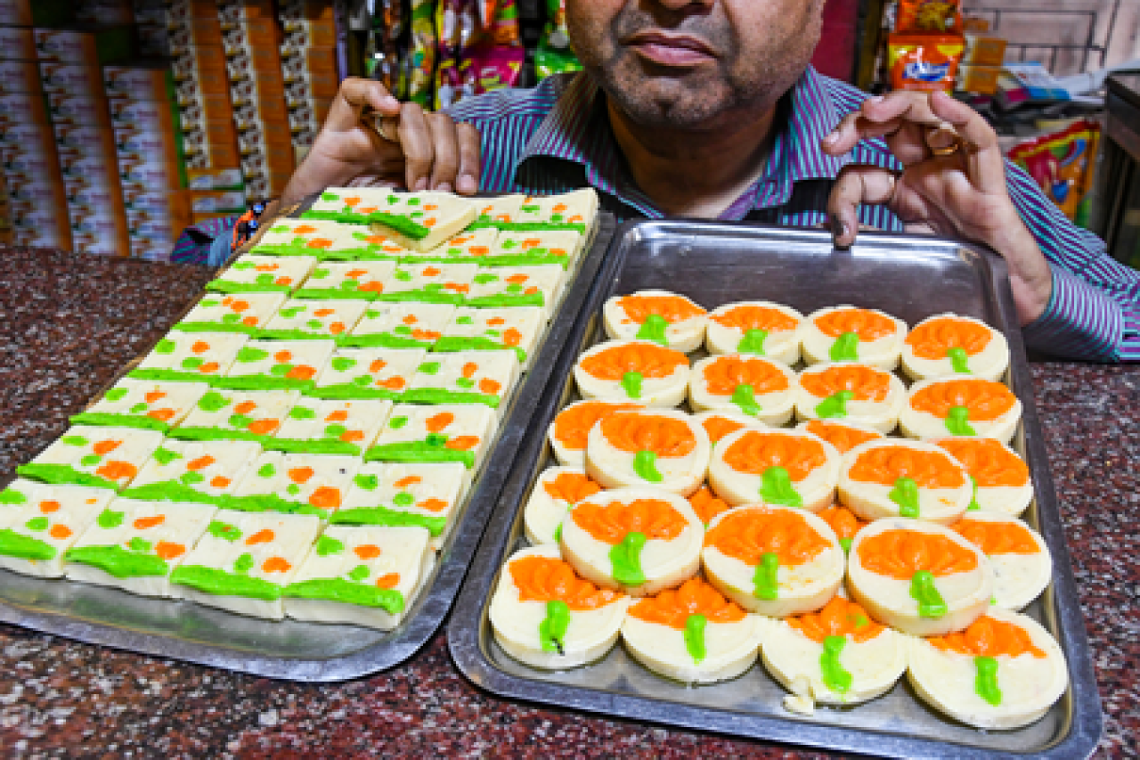 मिठाई, चटनी और स्नैक्स में मनमाने रंग मिलाने पर सख्ती, खाद्य कारोबारियों के लिए यूपी में जारी हुए विस्तृत दिशा-निर्देश