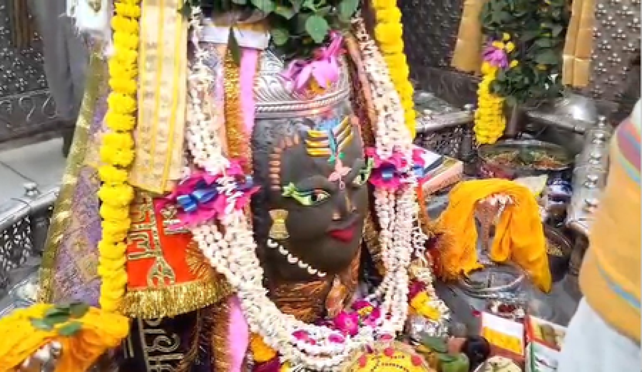 मुकुट, रजत, चंद्र और त्रिशूल से सजे बाबा महाकाल; निराकार से साकार रूप में भक्तों को दिए दर्शन