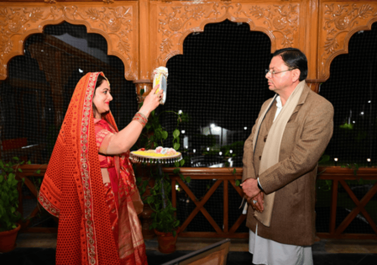 मुख्यमंत्री धामी ने धर्मपत्नी संग मनाया करवा चौथ का पर्व, बताया भारतीय संस्कृति, पारिवारिक मूल्यों, प्रेम, समर्पण और अटूट विश्वास का प्रतीक