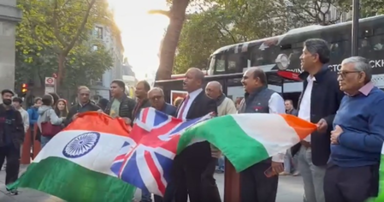 यूके: लंदन में प्रवासी भारतीयों ने पीएम मोदी के समर्थन में निकाली रैली