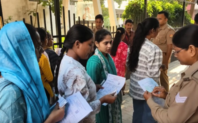 यूपी पीईटी 2026: पुलिस की निगरानी और कड़ी जांच के बाद अभ्यर्थियों को परीक्षा केंद्रों में दिया गया प्रवेश