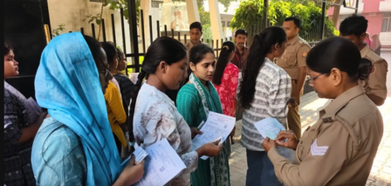 यूपी पीईटी 2026: Police की निगरानी और कड़ी जांच के बाद अभ्यर्थियों को परीक्षा केंद्रों में दिया गया प्रवेश